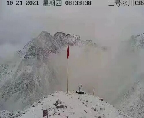 春夏咻冬?四川多地提前上演雪景大片 春夏咻冬?四川多地提前上演雪景大片