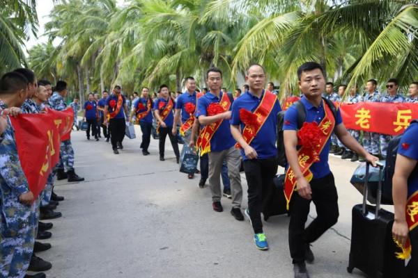 返鄉航班上，西沙老兵收到一份特殊禮物