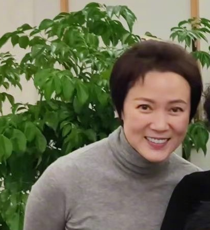 57歲歐陽奮強與老戲骨聚餐“花仙子”範豔罕見現身