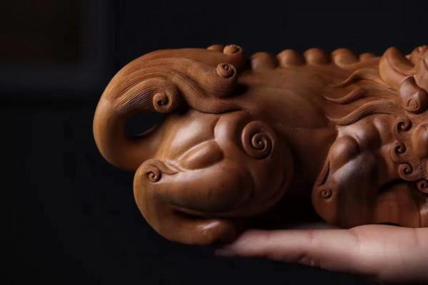 貔貅伏地，回首望天！這老山檀黑肉貔貅驚豔到我了