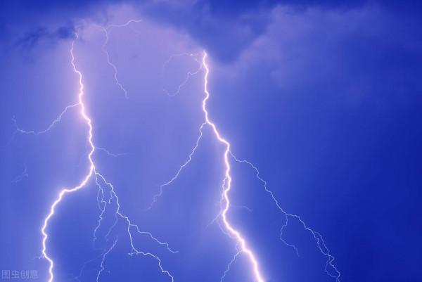 梁先生在半夜詭異地跑出家門，眾人追至湖邊，他竟跳河自盡