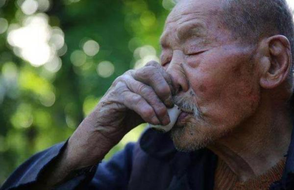 為啥老人身上有一股臭味？建議55歲後，堅持3個習慣，或老了沒味