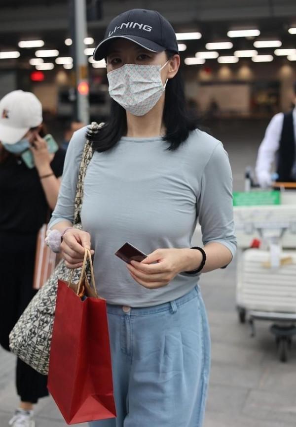 詠梅不刻意扮嫩的樣子太美了，雖然是素顏出鏡，卻依舊美得出眾