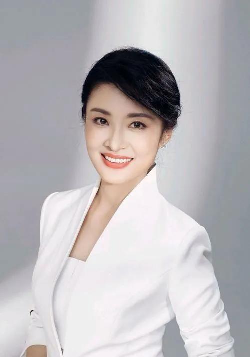 周濤：成熟大氣，溫柔端莊，有著中國女性的古典美