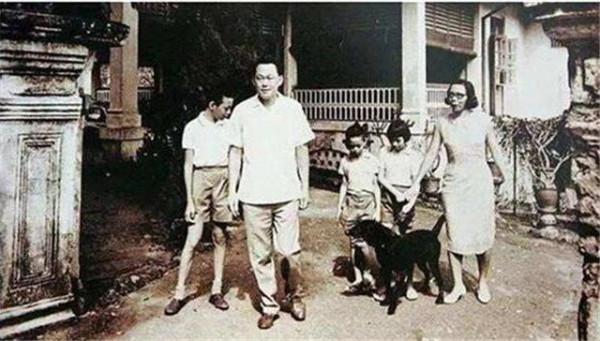 從同學到夫妻,他們偷偷結婚相伴63年,葬禮上李光耀兩次吻別愛妻 從同學到夫妻,他們偷偷結婚相伴63年,葬禮上李光耀兩次吻別愛妻