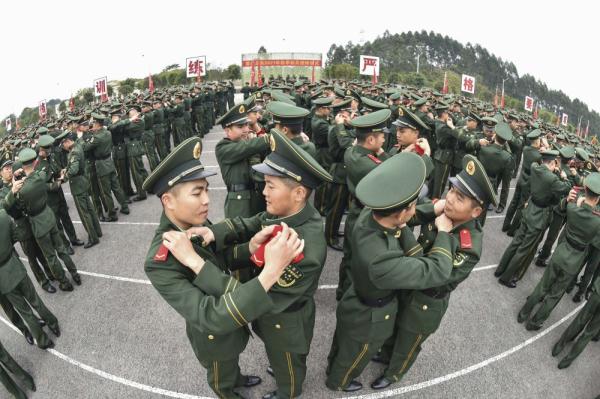 軍旅“成人禮”重慶武警千餘名新兵光榮授銜