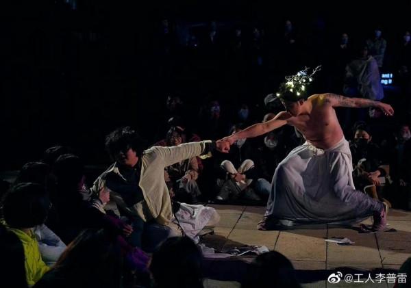 “戲劇新生活”走紅後,他們重聚烏鎮,感慨“演出票好賣多了!” “戲劇新生活”走紅後,他們重聚烏鎮,感慨“演出票好賣多了!”