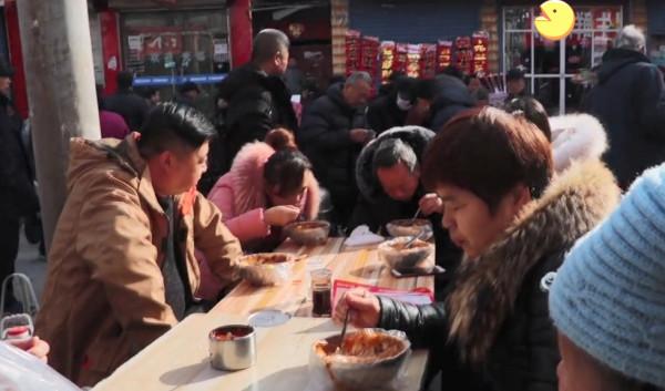 陝西大集上的小破攤，5元一份掙4元，一股泔水味，本地人還愛吃