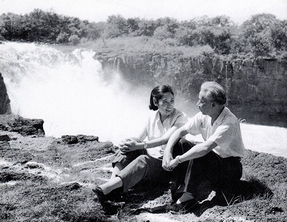 83年王光美重返毛主席故居，臨走留下一句話：您永遠的學生王光美