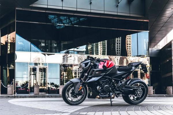 KTM - Brabus 博速 1300 R 戶外特寫