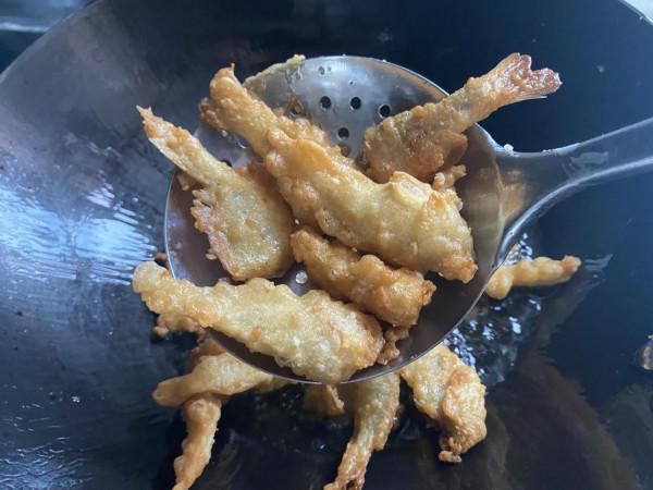 調油炸脆皮糊時，多加一樣料，不管炸什麼都酥脆，涼了不回軟