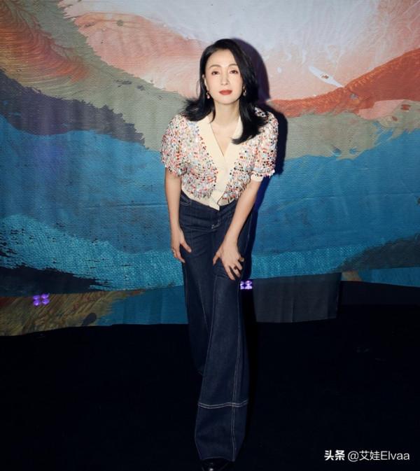 小陶虹真任性！穿舊校服配直筒褲風塵僕僕走機場，打扮寒酸看不懂