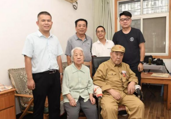 退役老兵深藏功與名，意外暴露身份後，他教育孩子：要對得起先烈