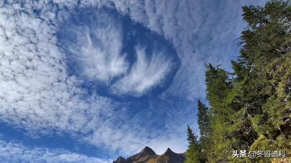 穿孔雲看起來像是通往另一個維度的入口