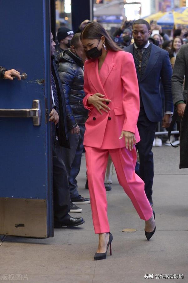 玫紅色西裝怎麼搭配？女星贊達亞選擇黑色高跟鞋，看上去靚麗摩登