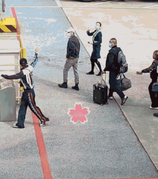 李易峰張藝興機場偶遇,剛拜拜完轉身又相遇,網友:拜拜了個寂寞 李易峰張藝興機場偶遇,剛拜拜完轉身又相遇,網友:拜拜了個寂寞