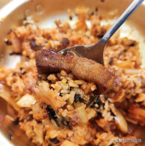 不是西塔味兒的醬湯，泡飯配免費自助小菜，最後喝得一滴不剩