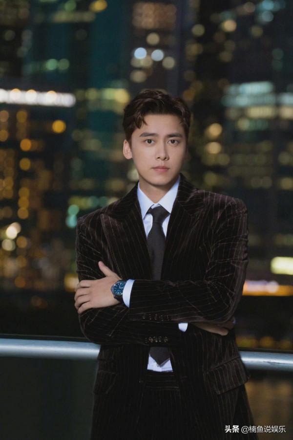 李易峰每一次出場都很驚豔!穿著絲絨西裝好紳士,貴公子氣質好帥 李易峰每一次出場都很驚豔!穿著絲絨西裝好紳士,貴公子氣質好帥