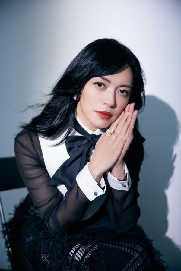 姚晨黑裙亮相大學生電影節颯爽十足 光影間垂眸凝視詮釋優雅風範 姚晨黑裙亮相大學生電影節颯爽十足 光影間垂眸凝視詮釋優雅風範