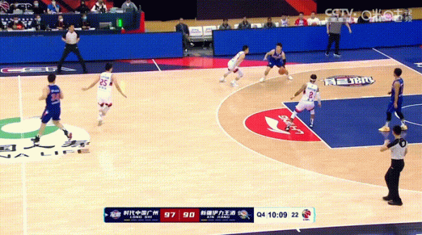 新疆隊的黑暗四分鐘，不斷犯錯誤，到底誰最應該擔責任