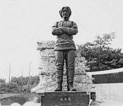 24歲犧牲的女兵，死前主動與日軍合照，一個微笑折磨日本老兵52年