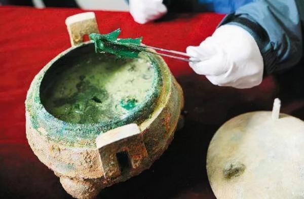 考古隊挖掘秦朝墓葬，發現罕見的骨頭湯，送往北京鑑定後興奮不已