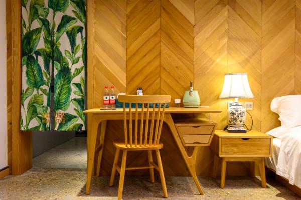 藏在深山中的民宿，面朝青山綠水及“金沙灘”，美成了世外桃源