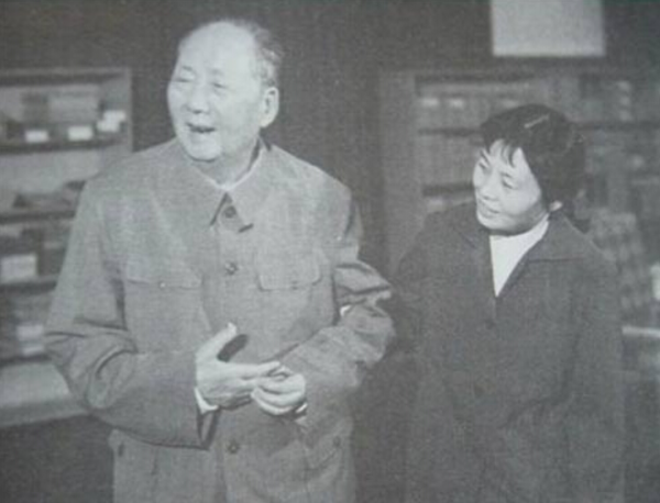 護士孟錦雲想讓主席介紹自己入黨，毛澤東嚴肅回覆：我同意不算數