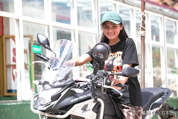 摩旅西藏的路上，我們闖入西藏小學，幹了件麼麼噠的事