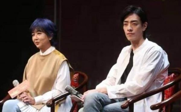 江珊染了一頭紫發，還穿衛衣配九分褲顯年輕，53歲阿姨也是洋氣人