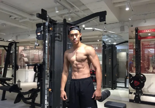 “肌肉奶爸”秀身材，大胸肌、麒麟臂，這樣的奶爸夠型男