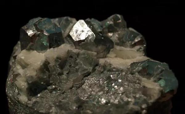 100種漂亮礦石，讓你大開眼界！還有鑑別方法哦