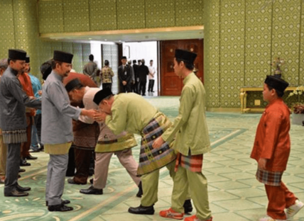 95歲英女王開路虎，卻沒有駕照，汶萊國王身家700億有7000輛豪車