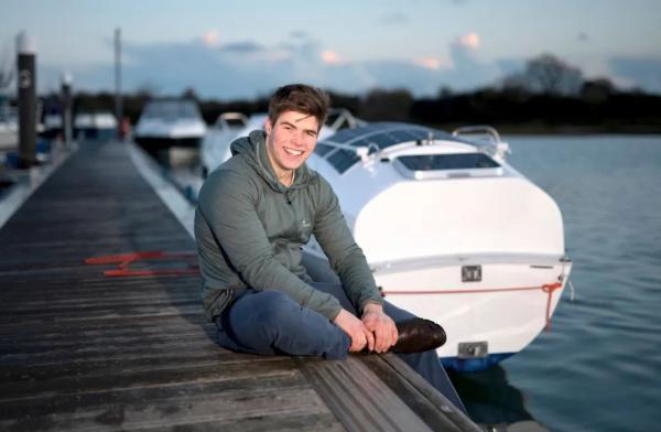 英國王室出了個英俊小哥，女王看好他，有望頂了哈里的缺