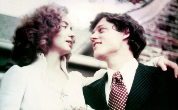 希拉里有多強勢？46年前婚禮上勾住老公脖子，克林頓在她懷裡好乖