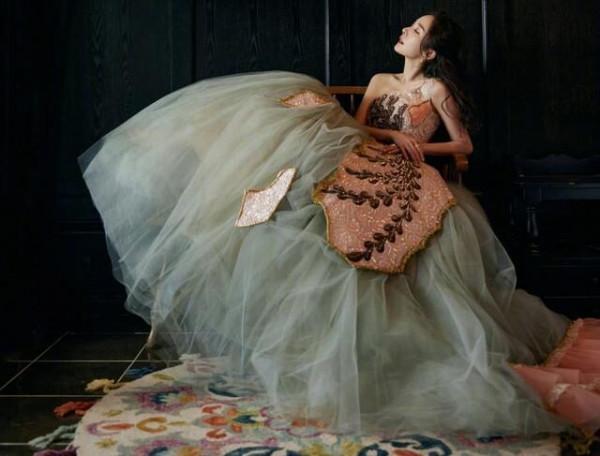 楊冪真是“裝嫩”高手，穿粉色紗裙扮在逃公主，既減齡又顯凹凸感