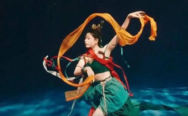 《只此青綠》拉開內卷新高度，中年的你準備好了嗎？