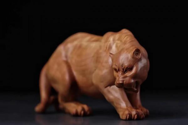 逼真非常的豹子，手工雕的！好漂亮的老山檀香作品