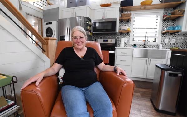 一位65歲奶奶獨居37㎡小家:利用4米層高做臥室,蝸居日子轉眼1年 一位65歲奶奶獨居37㎡小家:利用4米層高做臥室,蝸居日子轉眼1年