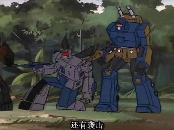 太詭異！美軍黑鷹直升機高速飛過，駕駛艙空無一人，變形金剛嗎？