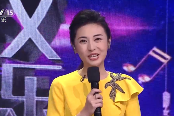 央視主持人還忘詞？曾主持過春晚的張舒越，如今被嘲業務能力差