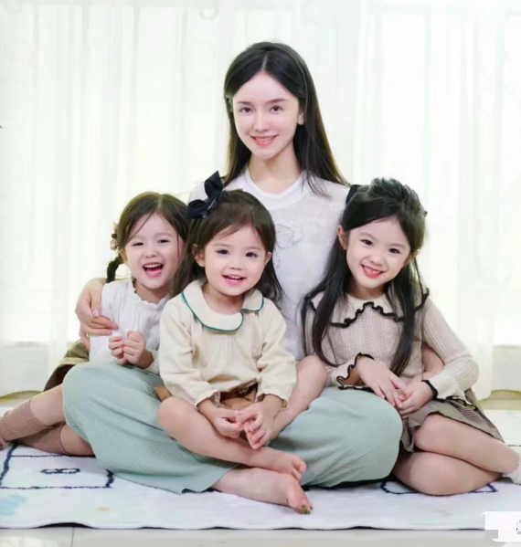 25歲網紅拼四胎惹爭議,3個女兒從小當童模養家,網友喊話求封禁 25歲網紅拼四胎惹爭議,3個女兒從小當童模養家,網友喊話求封禁