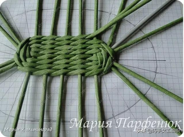 舊報紙雜誌不要扔，捲成紙棍這樣編，收納太強大了