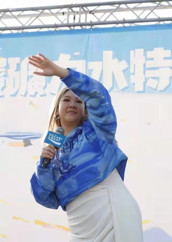 鄭欣宜體重破200斤依舊自信，穿白色裹身裙配短上衣，比例太誇張