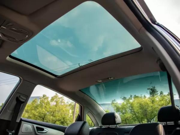 天幕+大空間+14.3英寸屏，榮威i6MAX稱得上A+級轎車槓把子