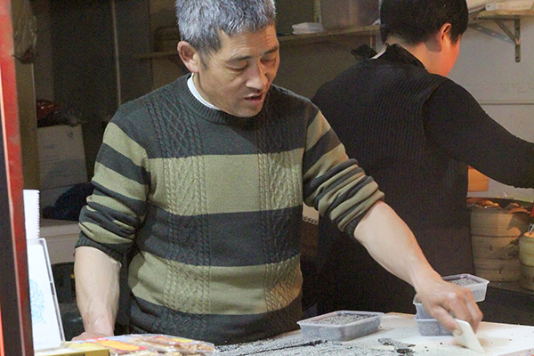 老人骨折後，多喝骨湯真的能補鈣？想要促進骨骼癒合要注意2點