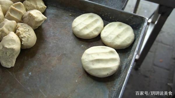 陝西夫妻賣特色小吃，3元一個皮薄餡多，日賣700個月收入好幾萬