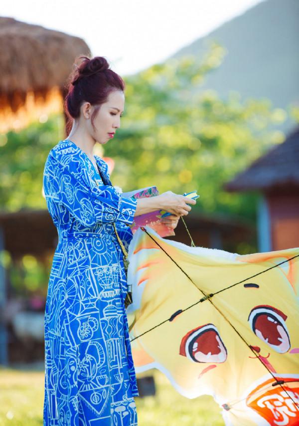 蔡少芬不愧是港姐出身，47歲穿綠色印花裙，臉龐還似少女一樣嫩