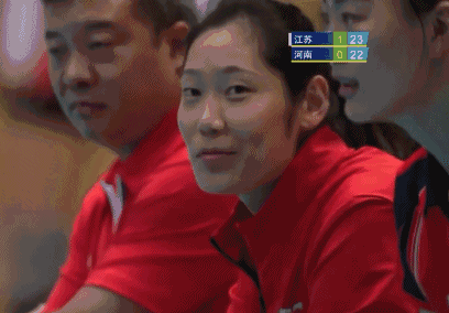 不能上場仍是焦點!朱婷再度展露治癒笑容,明豔動人美出新高度 不能上場仍是焦點!朱婷再度展露治癒笑容,明豔動人美出新高度