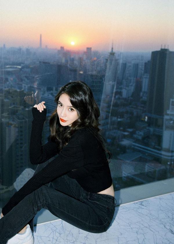 Baby飄窗氛圍感大片妥妥女神範 著露腰上衣秀精緻馬甲線 Baby飄窗氛圍感大片妥妥女神範 著露腰上衣秀精緻馬甲線